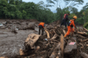 Tim SAR melakukan pencarian korban dari bencana banjir bandang di Solok, Sumatera Barat (Sumbar) pada Selasa (22/9). ANTARA/HO-SARPadang