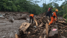 Tim SAR melakukan pencarian korban dari bencana banjir bandang di Solok, Sumatera Barat (Sumbar) pada Selasa (22/9). ANTARA/HO-SARPadang
