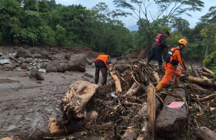 Tim SAR melakukan pencarian korban dari bencana banjir bandang di Solok, Sumatera Barat (Sumbar) pada Selasa (22/9). ANTARA/HO-SARPadang