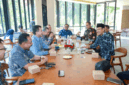 Menteri Sosial Saifullah Yusuf (Gus Ipul) dan Wamensos Agus Jabo Priyono sepakati skema baru penyaluran bansos dan pembukaan rekening kolektif yang lebih efisien bersama PT Pos Indonesia di Jakarta, Selasa (22/9/2026). Foto: Dok. Kemensos