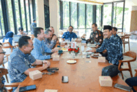 Menteri Sosial Saifullah Yusuf (Gus Ipul) dan Wamensos Agus Jabo Priyono sepakati skema baru penyaluran bansos dan pembukaan rekening kolektif yang lebih efisien bersama PT Pos Indonesia di Jakarta, Selasa (22/9/2026). Foto: Dok. Kemensos