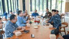 Menteri Sosial Saifullah Yusuf (Gus Ipul) dan Wamensos Agus Jabo Priyono sepakati skema baru penyaluran bansos dan pembukaan rekening kolektif yang lebih efisien bersama PT Pos Indonesia di Jakarta, Selasa (22/9/2026). Foto: Dok. Kemensos
