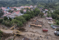 Foto udara dampak banjir bandang menerjang kawasan Nagari Arosuka, Kabupaten Solok, Sumatera Barat, Selasa (22/9/2026). ANTARA/Fandi Yogari