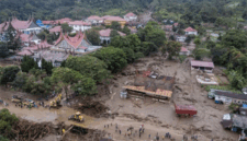 Foto udara dampak banjir bandang menerjang kawasan Nagari Arosuka, Kabupaten Solok, Sumatera Barat, Selasa (22/9/2026). ANTARA/Fandi Yogari