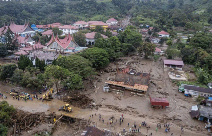 Foto udara dampak banjir bandang menerjang kawasan Nagari Arosuka, Kabupaten Solok, Sumatera Barat, Selasa (22/9/2026). ANTARA/Fandi Yogari