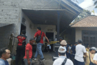 Polisi mengamankan tempat kejadian perkara pembakaran sopir