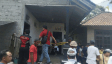 Polisi mengamankan tempat kejadian perkara pembakaran sopir