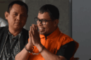 Bupati Bolaang Mongondow Utara, Sirajudin Lasena dikawal menuju mobil tahanan usai menjalani pemeriksaan di Gedung Merah Putih KPK