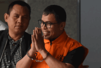 Bupati Bolaang Mongondow Utara, Sirajudin Lasena dikawal menuju mobil tahanan usai menjalani pemeriksaan di Gedung Merah Putih KPK