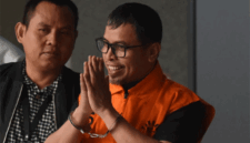 Bupati Bolaang Mongondow Utara, Sirajudin Lasena dikawal menuju mobil tahanan usai menjalani pemeriksaan di Gedung Merah Putih KPK