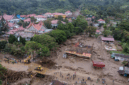 Foto udara sejumlah alat berat melakukan pembersihan material sisa bencana banjir bandang di Nagari Arosuka, Kabupaten Solok, Sumatera Barat, Selasa (22/9/2026). ANTARA/Fandi Yogari