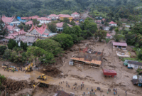 Foto udara sejumlah alat berat melakukan pembersihan material sisa bencana banjir bandang di Nagari Arosuka, Kabupaten Solok, Sumatera Barat, Selasa (22/9/2026). ANTARA/Fandi Yogari