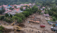 Foto udara sejumlah alat berat melakukan pembersihan material sisa bencana banjir bandang di Nagari Arosuka, Kabupaten Solok, Sumatera Barat, Selasa (22/9/2026). ANTARA/Fandi Yogari