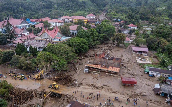 Foto udara sejumlah alat berat melakukan pembersihan material sisa bencana banjir bandang di Nagari Arosuka, Kabupaten Solok, Sumatera Barat, Selasa (22/9/2026). ANTARA/Fandi Yogari