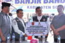 Bupati Agam Benni Warlis menyerahkan uang tunai Rp75 juta secara simbolis kepada Bupati Solok Jon Firman Pandu, Kamis (24/6/2026). ANTARA/HO/Humas Pemkab Agam