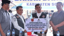 Bupati Agam Benni Warlis menyerahkan uang tunai Rp75 juta secara simbolis kepada Bupati Solok Jon Firman Pandu, Kamis (24/6/2026). ANTARA/HO/Humas Pemkab Agam