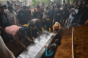 Polisi bersama kerabat memasukkan peti jenazah anak buah kapal (ABK) Arupadhatu 1, Surakman, ke dalam liang lahat di Tempat Pemakaman Umum (TPU) Ki Demang, Kampung Pagedongan, Carita, Kabupaten Pandeglang, Banten, Kamis (24/9/2026). Foto: Putra M. Akbar/ANTARA FOTO 