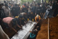 Polisi bersama kerabat memasukkan peti jenazah anak buah kapal (ABK) Arupadhatu 1, Surakman, ke dalam liang lahat di Tempat Pemakaman Umum (TPU) Ki Demang, Kampung Pagedongan, Carita, Kabupaten Pandeglang, Banten, Kamis (24/9/2026). Foto: Putra M. Akbar/ANTARA FOTO 