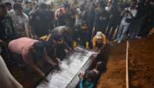 Polisi bersama kerabat memasukkan peti jenazah anak buah kapal (ABK) Arupadhatu 1, Surakman, ke dalam liang lahat di Tempat Pemakaman Umum (TPU) Ki Demang, Kampung Pagedongan, Carita, Kabupaten Pandeglang, Banten, Kamis (24/9/2026). Foto: Putra M. Akbar/ANTARA FOTO