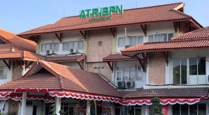 KPK diduga tengah menggeledah Kantor ATR/BPN Kanwil Jawa Timur di Jalan Gayung Kebonsari No.60, Kecamatan Gayungan, Surabaya, Kamis (24/9/2026). Foto: Farusma Okta Verdian/kumparan