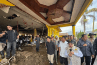 Wakil Presiden Gibran Rakabuming Raka meninjau sejumlah infrastruktur dan fasilitas publik yang terdampak banjir bandang, di Kabupaten Solok, Sumatera Barat, Jumat (25/9/2026). (ANTARA/HO-BPMI Sekretariat Wakil Presiden)