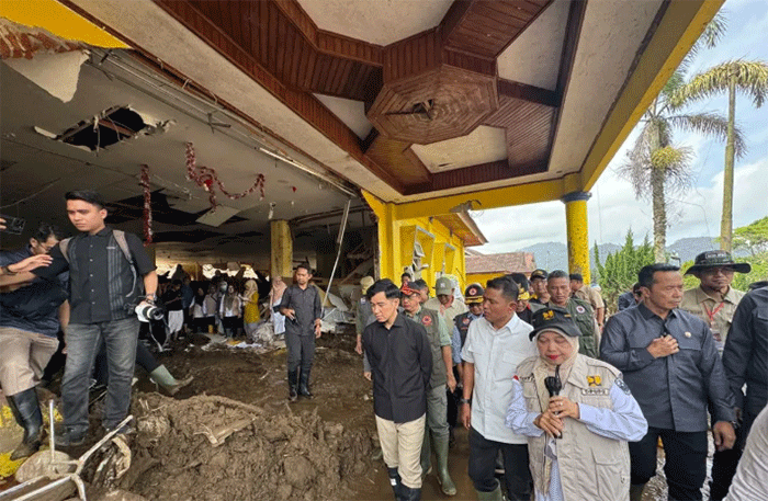 Wakil Presiden Gibran Rakabuming Raka meninjau sejumlah infrastruktur dan fasilitas publik yang terdampak banjir bandang, di Kabupaten Solok, Sumatera Barat, Jumat (25/9/2026). (ANTARA/HO-BPMI Sekretariat Wakil Presiden)