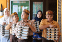 Pelajar bersama petugas SPPG Ie Masen Ulee Kareng dan guru membawa paket Makan Bergizi Gratis (MBG) untuk dibagikan kepada peserta Masa Pengenalan Lingkungan Sekolah (MPLS) di SD Negeri 11 Banda Aceh, Aceh, Jumat (17/7/2026). Foto: Irwansyah Putra/ANTARA FOTO