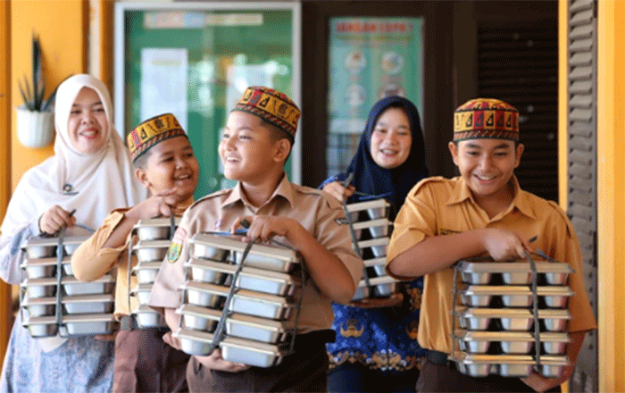Pelajar bersama petugas SPPG Ie Masen Ulee Kareng dan guru membawa paket Makan Bergizi Gratis (MBG) untuk dibagikan kepada peserta Masa Pengenalan Lingkungan Sekolah (MPLS) di SD Negeri 11 Banda Aceh, Aceh, Jumat (17/7/2026). Foto: Irwansyah Putra/ANTARA FOTO