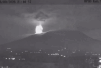 Gunung Marapi kembali meluncurkan awan panas guguran pada Sabtu (26/9/2026) malam. Foto: Instagram/ @bpbdtanahdatar