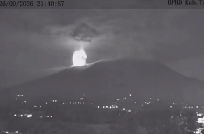 Gunung Marapi kembali meluncurkan awan panas guguran pada Sabtu (26/9/2026) malam. Foto: Instagram/ @bpbdtanahdatar
