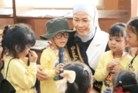 Bunda PAUD Sri Kartini Alfin saat mendampingi kunjungan murid PAUD dan TK se-Kota Sungai Penuh ke Dinas Perpustakaan Kota Sungai Penuh.