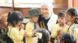 Bunda PAUD Sri Kartini Alfin saat mendampingi kunjungan murid PAUD dan TK se-Kota Sungai Penuh ke Dinas Perpustakaan Kota Sungai Penuh.