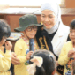 Bunda PAUD Sri Kartini Alfin saat mendampingi kunjungan murid PAUD dan TK se-Kota Sungai Penuh ke Dinas Perpustakaan Kota Sungai Penuh.