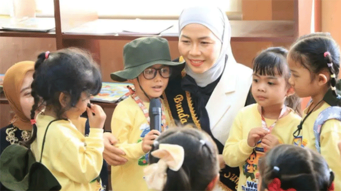 Bunda PAUD Sri Kartini Alfin saat mendampingi kunjungan murid PAUD dan TK se-Kota Sungai Penuh ke Dinas Perpustakaan Kota Sungai Penuh.