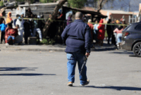 Seorang petugas polisi berjalan di lokasi penembakan di Lwandle, Western Cape, Afrika Selatan, Minggu (27/9/2026). Foto: Esa Alexander/REUTERS
