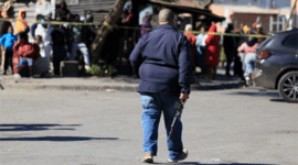 Seorang petugas polisi berjalan di lokasi penembakan di Lwandle, Western Cape, Afrika Selatan, Minggu (27/9/2026). Foto: Esa Alexander/REUTERS