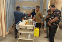Kepala Pelaksana Badan Penanggulangan Bencana Daerah (BPBD) Pasaman Barat Zulkarnain saat melihat kondisi seorang warga Sikilang, Kecamatan Sungai Aua, Sabtu (26/9/2026). ANTARA/HO-BPBD Pasaman Barat.