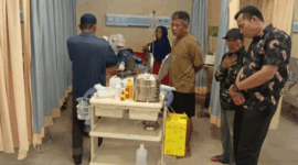 Kepala Pelaksana Badan Penanggulangan Bencana Daerah (BPBD) Pasaman Barat Zulkarnain saat melihat kondisi seorang warga Sikilang, Kecamatan Sungai Aua, Sabtu (26/9/2026). ANTARA/HO-BPBD Pasaman Barat.