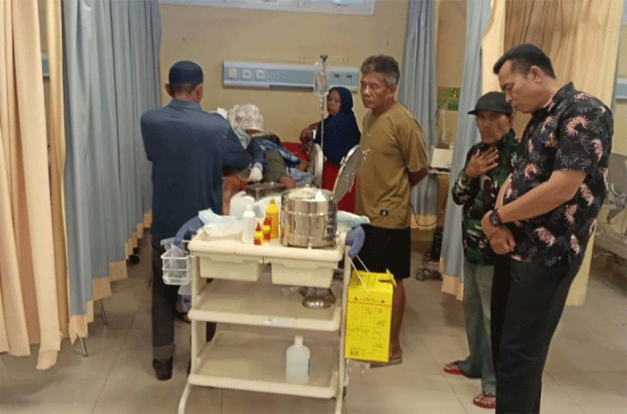 Kepala Pelaksana Badan Penanggulangan Bencana Daerah (BPBD) Pasaman Barat Zulkarnain saat melihat kondisi seorang warga Sikilang, Kecamatan Sungai Aua, Sabtu (26/9/2026). ANTARA/HO-BPBD Pasaman Barat.