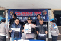 Kapolsek Jambi Selatan AKP Tarani Zebua saat ekspos pelaku penyiraman air keras yang berhasil di tangkap. ANTARA/Nanang Mairiadi