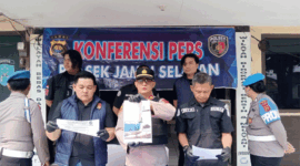 Kapolsek Jambi Selatan AKP Tarani Zebua saat ekspos pelaku penyiraman air keras yang berhasil di tangkap. ANTARA/Nanang Mairiadi