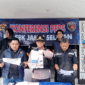 Kapolsek Jambi Selatan AKP Tarani Zebua saat ekspos pelaku penyiraman air keras yang berhasil di tangkap. ANTARA/Nanang Mairiadi