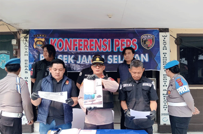 Kapolsek Jambi Selatan AKP Tarani Zebua saat ekspos pelaku penyiraman air keras yang berhasil di tangkap. ANTARA/Nanang Mairiadi