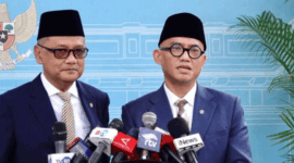 Menteri Haji dan Umrah (Menhaj) Mochamad Irfan Yusuf (kiri) dan Wakil Menteri Haji dan Umrah Dahnil Anzar Simanjuntak (kanan) menggelar jumpa pers setelah keduanya menghadap Presiden Prabowo Subianto di Istana Kepresidenan RI, Jakarta, Senin (28/9/2026). ANTARA/Irfansyah Nasution.