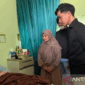 Wakil Presiden Gibran Rakabuming Raka saat meninjau penanganan korban dugaan keracunan makanan di RSUD Limpung, Kabupaten Batang, Senin (28/9/2026). (ANTARA/Kutnadi)