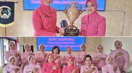 Serah terima ketua Bhayangkari Cabang Polres Kerinci dari Ny Esse Ramadhanil dengan Ny Henny Hernawan ketua Bhayangkari Cabang Polres Kerinci yang baru
