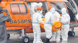 Helikopter Basarnas membawa tiga korban Kapal Virgo Transport 8 tiba di Lanud Sjamsudin Noor, Jumat (25/9/2026). (ANTARA/Firman)