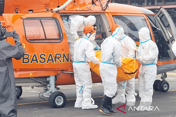 Helikopter Basarnas membawa tiga korban Kapal Virgo Transport 8 tiba di Lanud Sjamsudin Noor, Jumat (25/9/2026). (ANTARA/Firman)