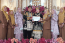 Nurul dan Fares terima kado besti dari Discukcapil Kota Sungai Penuh. (Dok. Ft: Meri)