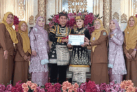 Nurul dan Fares terima kado besti dari Discukcapil Kota Sungai Penuh. (Dok. Ft: Meri)